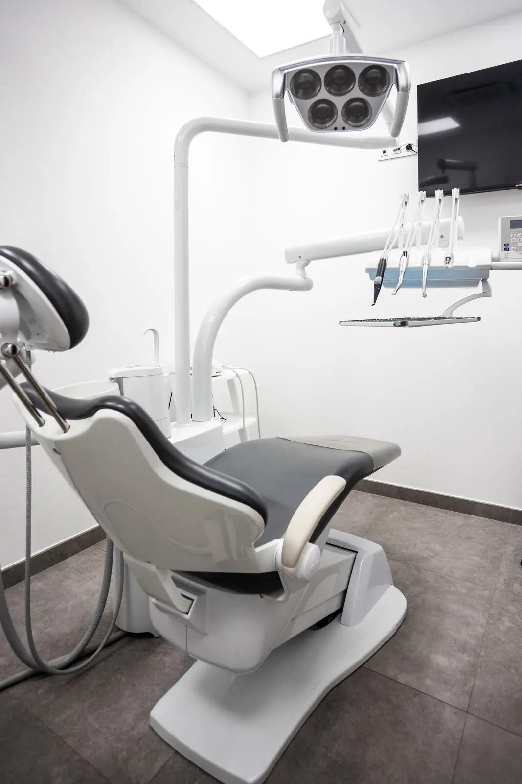 Sillón dental de un gabinete de la clínica, con la lámpara y la bandeja preparadas
