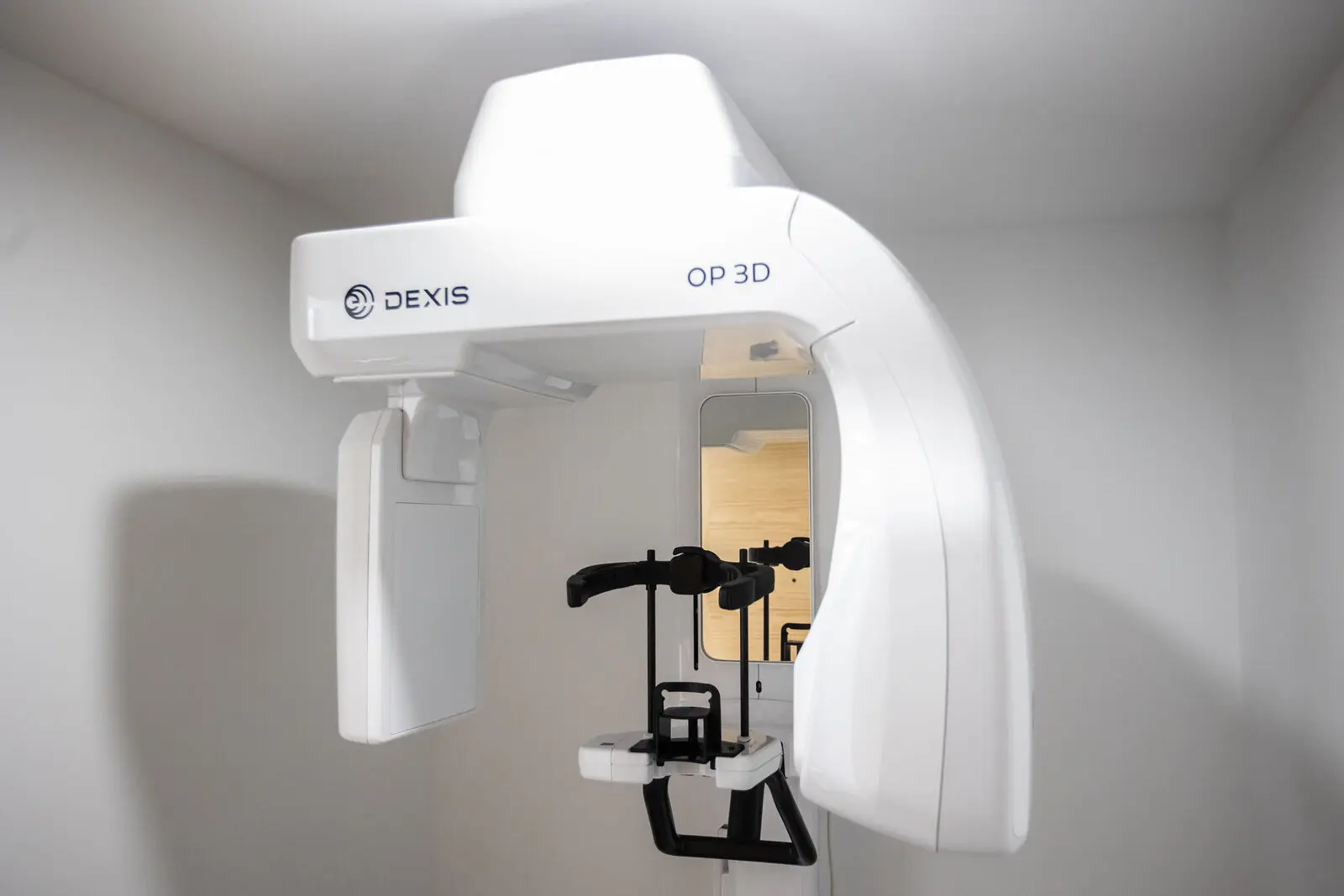 Escáner Dexis OP 3D EX en la sala de radiología de la clínica